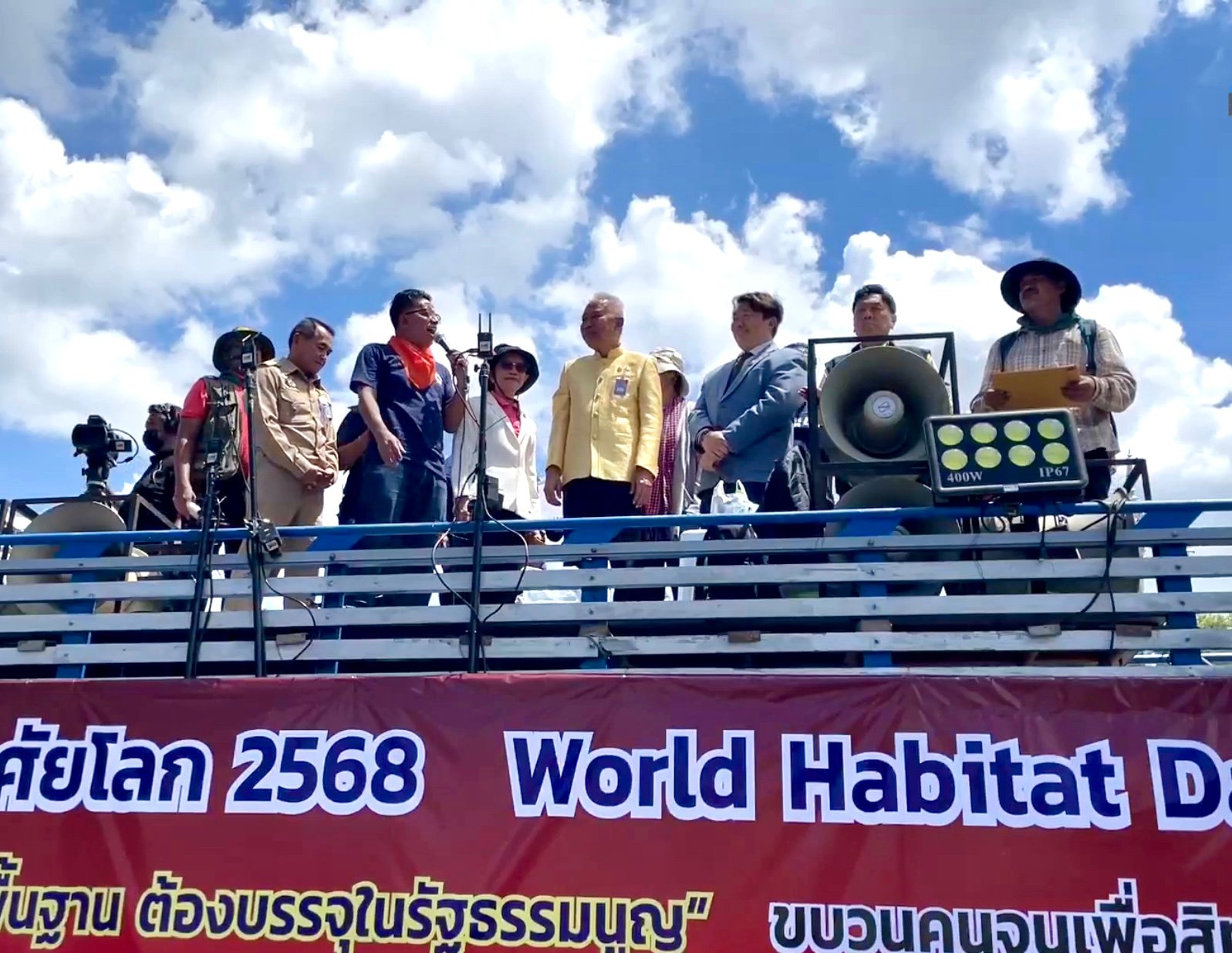 พีมูฟร่วมกับขบวนคนจนฯ บุกทำเนียบ ยื่นหนังสือถึงรัฐบาล เรียกร้องแก้ปัญหาที่ดิน-ที่อยู่อาศัย พร้อมเสนอให้ “สิทธิในการมีที่อยู่อาศัย” บรรจุในรัฐธรรมนูญ