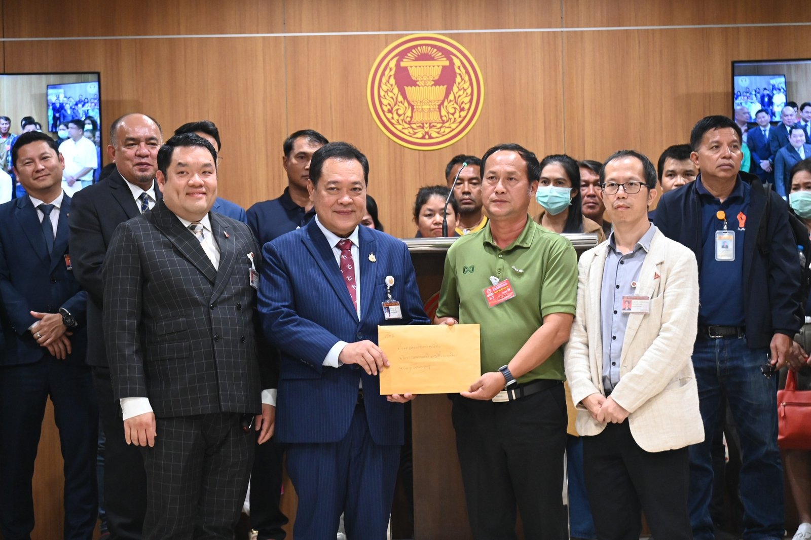 เครือข่ายภาคประชาชน-พีมูฟ ยื่น กมธ. หนุนร่าง พ.ร.บ.นิรโทษกรรมป่าไม้-ที่ดิน เรียกร้องคืนสิทธิชาวบ้านผู้ได้รับผลกระทบนโยบายทวงคืนผืนป่า