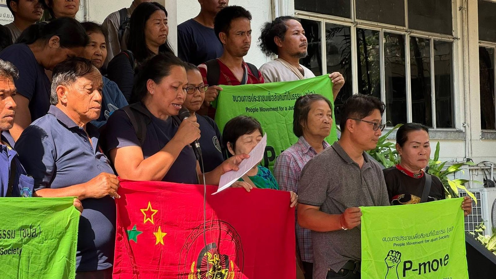 พีมูฟออกแถลงการณ์หลังเจรจารัฐบาลใหม่ ชี้เห็นทิศทาง 10 นโยบายและตั้งคณะกรรมการบางชุดแล้ว คืบหน้าแต่ยังไม่พอ - รัฐบาลใหม่ต้องเร่งปัญหาเก่า ไม่ใช่แค่นับหนึ่งใหม่