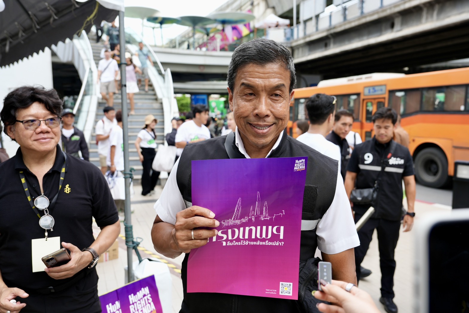 แอมเนสตี้ ประเทศไทย ยื่น&nbsp;5&nbsp;ข้อเรียกร้องสิทธิมนุษยชนต่อผู้สมัครผู้ว่าฯ กทม. &ldquo;ชัชชาติ&rdquo; แวะร่วมงาน ย้ำดันโรงเรียน กทม.&nbsp;437&nbsp;แห่งปลอดบูลลี่ ดูแลเด็กพิเศษ - กลุ่มเปราะบาง พร้อมชี้จัดระเบียบหาบเร่ต้องไม่ซ้ำเติมคนจน