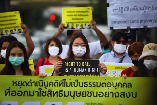 แอมเนสตี้-รุ้ง ยื่นเกือบสามหมื่นรายชื่อถึงนายกฯ เรียกร้องยุติการละเมิดสิทธิมนุษยชนต่อผู้เห็นต่าง
