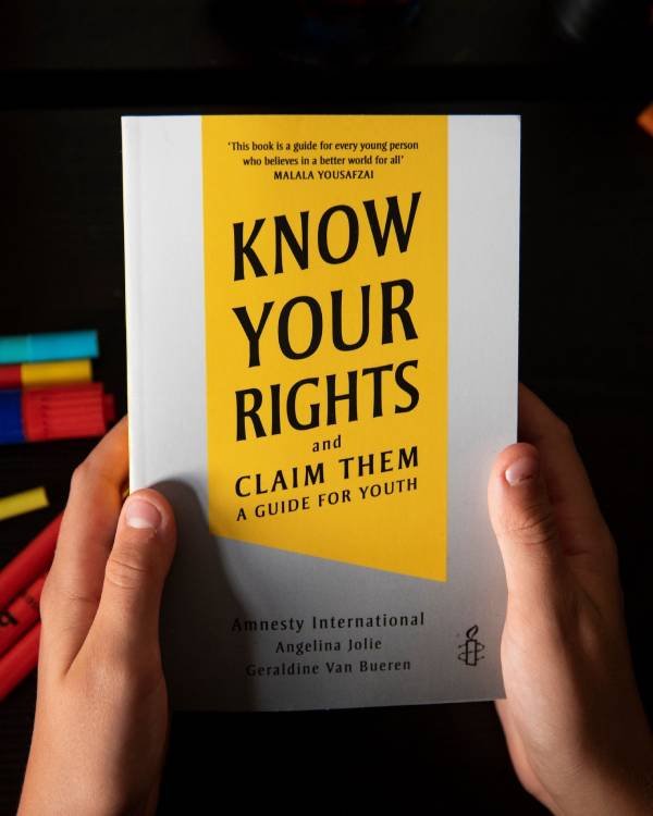 แองเจลินา โจลีร่วมแอมเนสตี้เปิดตัวหนังสือ “Know Your Rights and Claim Them”  หนังสือที่ผู้ใหญ่อาจไม่อยากให้เด็กอ่าน