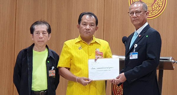 ศรีสุวรรณบุกร้องประธานรัฐสภาสงสัยการตรวจสอบรายชื่อขอแก้ รธน.ฉบับไอลอร์มีพิรุธ