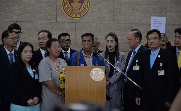 นักปกป้องสิทธิที่ดินชุมชนบ่อแก้วตบเท้าบุกสภายื่นหนังสือต่อ 7 พรรคฝ่ายค้านให้ส่งเรื่องต่อ รมว.กระทรวงทรัพยากรธรรมและสิ่งแวดล้อม ยกเลิกหมายบังคับคดีไร่รื้อชาวบ้านที่จะมีขึ้นในวันที่ 27 ส.ค.ที่จะถึงนี้