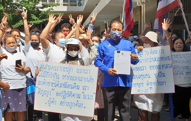 ศรีสุวรรณนำกลุ่มหาบเร่-แผงลอยทั่วกรุงร้องนายกฯปลดผู้ว่าฯ กทม.
