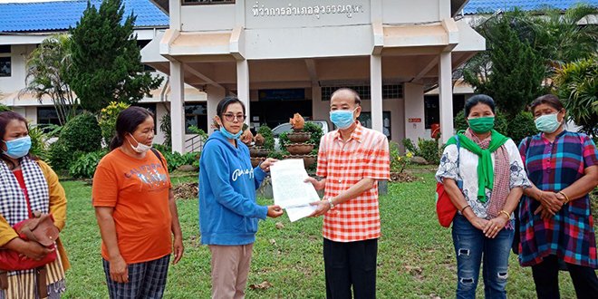 สู้ไม่ถอย! ชาวบ้านกลุ่มอนุรักษ์ฯ ยื่นหนังสือค้านเหมือง 4 เรื่สู้ไม่ถอย! ชาวบ้านกลุ่มอนุรักษ์ฯ ยื่นหนังสือค้านเหมือง 4 เรื่องในวันเดียวองในวันเดียว