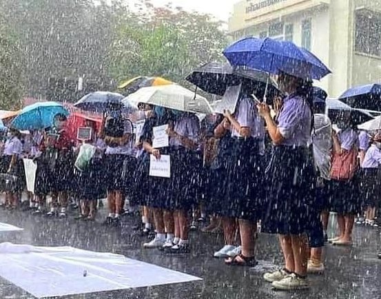 ประเทศไทย: ทางการต้องยกเลิกการดำเนินคดีต่อผู้ชุมนุมประท้วงที่เป็นเด็ก 
