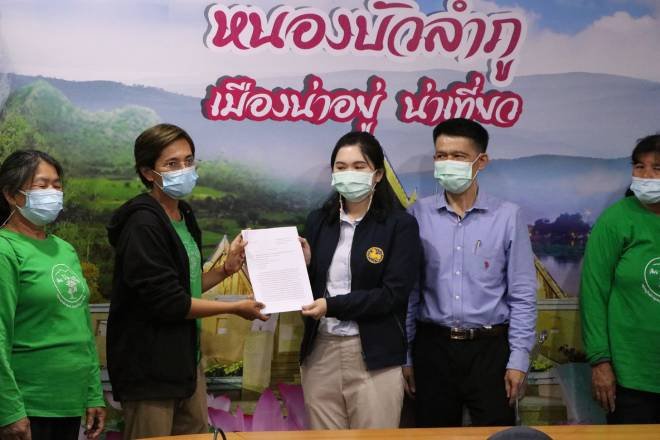 จดหมายข่าว กลุ่มอนุรักษ์ฯบุกศาลากลาง จ.หนองบัวลำภู ยื่นหนังสือถึงผู้ว่าฯ ขอให้ตรวจสอบและชี้แจงข้อเท็จจริงกรณีขนย้ายสารเคมีตั้งต้นในการทำระเบิดของ บริษัท ธ.ศิลาสิทธิ จำกัด