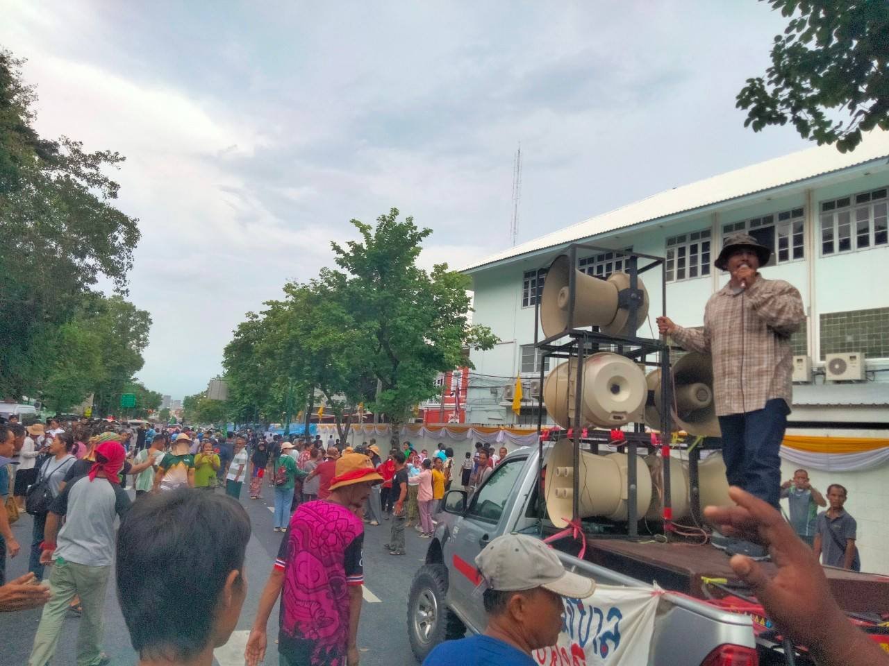 ศาลแขวงดุสิตปล่อยตัวชั่วคราว 2 แกนนำพีมูฟ หลังถูกฟ้องรวม 3 คดี ฝ่าฝืน พ.ร.บ.ชุมนุมฯ วางหลักประกันรวม 30,000 บาท